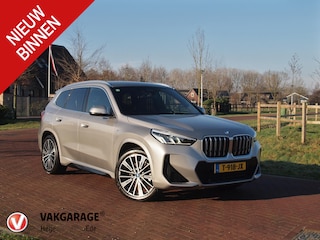 BMW iX1 xDrive30 Launch Edition 67 kWh | M-Pakket | Harman Kardon | Sfeerverlichting | Camera | Apple Carplay | NL-Auto |