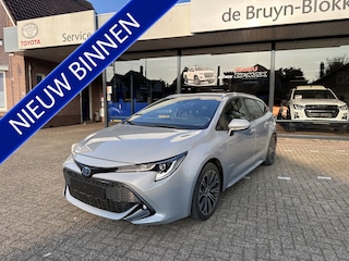 Toyota Corolla Touring Sports 1.8 Hybrid Dynamic Manhattan Grey, mooiste kleur Automaat stoel- en stuurverwaming / parkeersensoren voor en achter / Blind Spot Monitor / afneembare trekhaak / winterbandenset / Apple Carplay / Android Auto / parkeercamera / Toyota 10 jaar garantie progr