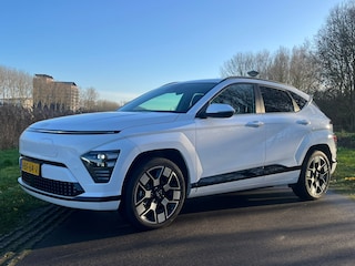 Hyundai Kona Comfort Smart 65.4 kWh | Camera | Carplay draadloos | Climate control | Adaptive cruise control | Elektrische achterklep | Full LED koplampen | Stuurverwarming | Stoelverwarming | Navigatie | 19'' Velgen