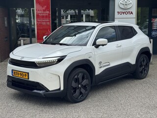 Toyota Urban Cruiser EXECUTIVE 61 kWh NIEUW UIT VOORRAAD LEVERBAAR! 19'' LM-VELGEN PANODAK WARMTEPOMP STOEL/STUURVERW 360° CAMERA PARK-SENSOREN APPLE/ANDROID CLIMA