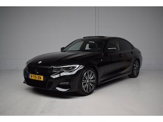 BMW 320i 184PK AUT8 M-SPORT LEER / CAMERA / SCHUIFDAK / CARPLAY / STOELVERWARMING / SFEERVERLICHTING / CAMERA / MAXTON