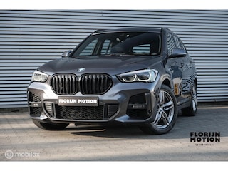 BMW X1 xDrive25e High Executive | M-Sport | LED | HUD | Trekhaak | PHEV | Miniral Grau | Stoelverw.