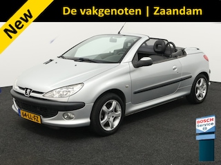 Peugeot 206 CC 1.6-16V Boordcomputer, Brake Assist System, Buitenspiegels elektrisch verstel- en verwarmbaar, Elektronische remkrachtverdeling, Sportstoelen, Warmtewerend glas, Lichtmetalen velgen, De Peugeot 206 CC 1.6-16V automaat uit 2003 met elektrisch werkend hard top is zo’n auto die meteen een glimlach op je gezicht tovert. Met zijn elegante, compacte lijnen en het stalen klapdak