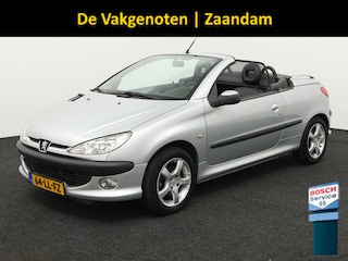 Peugeot 206 CC 1.6-16V Boordcomputer, Brake Assist System, Buitenspiegels elektrisch verstel- en verwarmbaar, Elektronische remkrachtverdeling, Sportstoelen, Warmtewerend glas, Lichtmetalen velgen, De Peugeot 206 CC 1.6-16V automaat uit 2003 met elektrisch werkend hard top is zo’n auto die meteen een glimlach op je gezicht tovert. Met zijn elegante, compacte lijnen en het stalen klapdak
