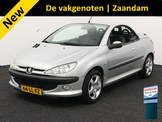 Peugeot 206 CC 1.6-16V Boordcomputer, Brake Assist System, Buitenspiegels elektrisch verstel- en verwarmbaar, Elektronische remkrachtverdeling, Sportstoelen, Warmtewerend glas, Lichtmetalen velgen, De Peugeot 206 CC 1.6-16V automaat uit 2003 met elektrisch werkend hard top is zo’n auto die meteen een glimlach op je gezicht tovert. Met zijn elegante, compacte lijnen en het stalen klapdak