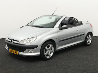 Peugeot 206 CC 1.6-16V Boordcomputer, Brake Assist System, Buitenspiegels elektrisch verstel- en verwarmbaar, Elektronische remkrachtverdeling, Sportstoelen, Warmtewerend glas, Lichtmetalen velgen, De Peugeot 206 CC 1.6-16V automaat uit 2003 met elektrisch werkend hard top is zo’n auto die meteen een glimlach op je gezicht tovert. Met zijn elegante, compacte lijnen en het stalen klapdak