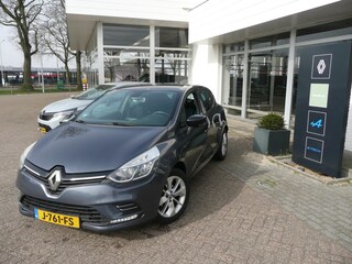 Renault Clio TCe 90 5drs. Limited PARK ASSIST ACHTER/ PACK COMFORT/ PACK ELECTRIC/ LM VELGEN MET 4 SEIZOENSBANDEN/ PRIVACY GLAS ACHTER/ ETC..  ALTIJD DEALER ONDERHOUDEN! RIJKLAAR!