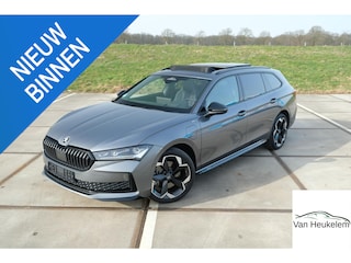 Skoda Superb Combi 1.5 TSI PHEV Sportline | PANO | TREKHAAK | 19" TORCULAR VELGEN | DCC | HEAD-UP DISPLAY