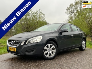 Volvo S60 1.6 T4 Kinetic Automaat / 2e Eigenaar / Navigatie / Clima / Trekhaak / Goed Onderhouden / NAP