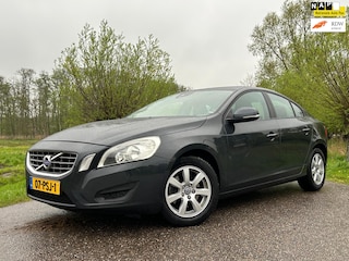 Volvo S60 1.6 T4 Kinetic Automaat / 2e Eigenaar / Navigatie / Clima / Trekhaak / Goed Onderhouden / NAP