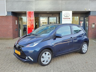 Toyota Aygo X-PLAY 5-DEURS CAMERA BLUETOOTH AIRCO EL-RAMEN/SPIEGELS 4S-BANDEN NL-AUTO 1E-EIG