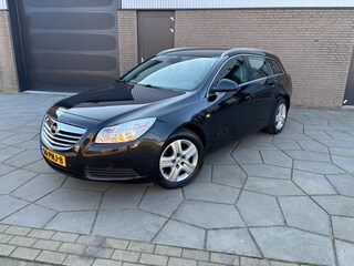 Opel Insignia Sports Tourer 1.8 Edition|Prachtige Station|Trekhaak| Dakrails|Park.sens. V+A |All-Season banden|best.st.elec.|
