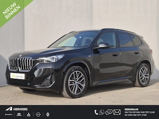 BMW X1 xDrive25e Automaat / Accu SOH 98.31% / M Sportpakket / Premium Pack / Driving Assistant Plus / EAER bereik 81 km bereik stad 101 km / Trekgewicht 1.700 kg / Apple Carplay Android Auto / Elektrische achterklep / Voorstoelen verwarmd / Achteruitrijcamera /