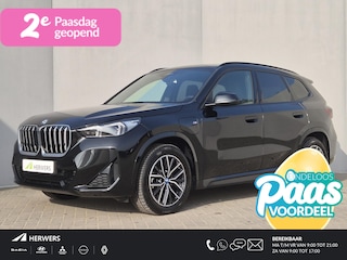 BMW X1 xDrive25e Automaat / Accu SOH 98.31% / M Sportpakket / Premium Pack / Driving Assistant Plus / EAER bereik 81 km bereik stad 101 km / Trekgewicht 1.700 kg / Apple Carplay Android Auto / Elektrische achterklep / Voorstoelen verwarmd / Achteruitrijcamera /