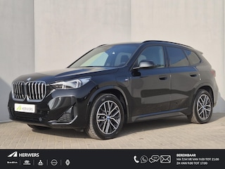 BMW X1 xDrive25e Automaat / Accu SOH 98.31% / M Sportpakket / Premium Pack / Driving Assistant Plus / EAER bereik 81 km bereik stad 101 km / Trekgewicht 1.700 kg / Apple Carplay Android Auto / Elektrische achterklep / Voorstoelen verwarmd / Achteruitrijcamera /