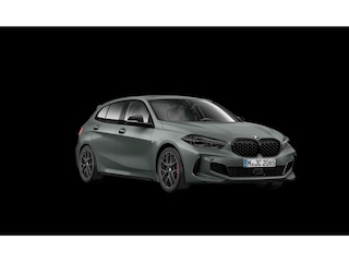BMW M135i xDrive | Live Cockpit | Panorama | Schaalstoelen | H&K | Head-Up | ACC | 18"LM | Frozen Pure Grey