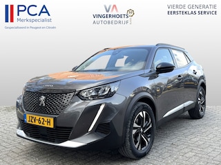 Peugeot 2008 130 Pk * AUTOMAAT * Allure * 3D Instrumentenpaneel * 1/2 Lederen Interieur * Achteruitrij Parkeer Camera * Climate & Cruise Control * Dubbel verchroomde Uitlaat * G-Force Meter * Navigatie & Spotify via  Apple Carplay /  Vingerhoets; Vierde Generatie Eersteklas Service. Al meer dan 100 jaar een begrip in de Brabantse Kempen.