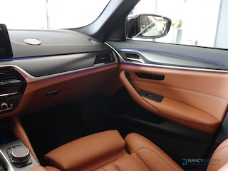 BMW 5-serie Touring 530i xDrive M | Pano | Luchtvering | 4 Wiel Besturing | Leer | Ambiente | 20'LM | 4-Zone Climate | Elek. Kofferbak | Laser LED | Adaptive Cruise Stop & Go | Keyless | WORDT VERWACHT - FOTO'S VOLGEN!