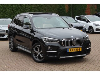 BMW X1 sDrive18i Centennial High Exe. 107.983 km! / Panoramadak / Head-up / Leder / 18'' / Keyless / Navigatie / Sportstoelen / Stoelverwarming / Cruise Control