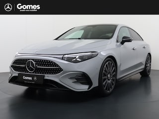 Mercedes-Benz CLA 180 Business Solution AMG | AMG Line Plus | Premium Pakket | Night Pakket | Winter Pakket | Trekhaak | Panoramadak | MBUX Superscreen | Adaptieve Cruise Control | Dodehoekassistent | Verkeersbordenassistent | Elektrisch Verstelbare Stoelen + Memory | Stoelverwarming | Stuurverwarming | Sfeerverlichting | THERMOTRONIC Klimaatregeling | Apple CarPlay | Android Auto | Elektrische Kofferklep | Achteruitrijcamera | Parkeersensoren