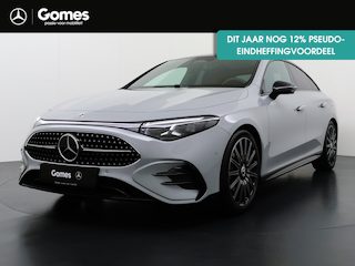 Mercedes-Benz CLA 180 Business Solution AMG | AMG Line Plus | Premium Pakket | Night Pakket | Winter Pakket | Trekhaak | Panoramadak | MBUX Superscreen | Adaptieve Cruise Control | Dodehoekassistent | Verkeersbordenassistent | Elektrisch Verstelbare Stoelen + Memory | Stoelverwarming | Stuurverwarming | Sfeerverlichting | THERMOTRONIC Klimaatregeling | Apple CarPlay | Android Auto | Elektrische Kofferklep | Achteruitrijcamera | Parkeersensoren