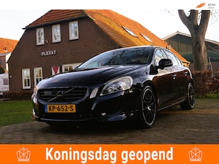 Volvo S60 3.0 T6 AWD Momentum Aut. | Heico Uitvoering | Panorama | Lijnbaan | Bliss | Camera | Stoelverwarming | Leder | Navigatie