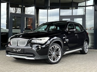 BMW X1 XDRIVE28I EXE. AUT. LEDER - PANO - TREKH. - ORG. NL.