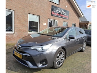 Toyota Avensis Touring Sports 1.8 VVT-i Dynamic. Zeer netjes! O.a. navi, camera, cruise, stoelverwarming. Boekjes aanwezig.