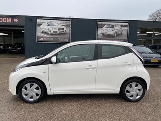 Toyota Aygo 1.0 VVT-i x-play 5-deurs - Airco - Bluetooth/handsfree - Achteruitrijcamera - Leddagrijverlichting - Elektrisch pakket