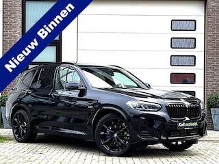 BMW X3 xDrive30e M-Sport All Black Pack Turbo 293 PK / Panodak / Head Up / Apple CarPlay / Laser Led / Leder M-Sport Int M Blauw Stiksels / Navi / 20" M-Sport Velg / NW Prijs € 86512,- / 1e Eigenaar!