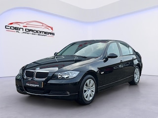 BMW 318i in top staat!/Apple Carplay/Trekhaak/Airco/Cruise control/Centrale deurvergr./Elektr. ruiten en spiegels/Multifunctioneel stuur/ (MET GARANTIE*)