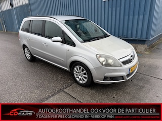 Opel Zafira 1.8 Temptation 7p Inruilauto’s tegen vaste prijzen. Voor meer info: 0638140850 Bij de verkoop van gebruikte voertuigen door CD-Cars wordt geen standaard garantie verstrekt. De koper aanvaardt het voertuig in de staat waarin het zich bevindt op het moment van aankoop