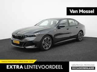 BMW i5 eDrive40 84 kWh AUTOMAAT | M-PAKKET | NAPPA LEDER | WARMTEPOMP | SFEERVERLICHTING | HARMAN KARDON | WIDESCREEN | CAMERA | NAVIGATIE | APPLE CARPLAY | SPORTSTOELEN | 12 MAANDEN BOVAG GARANTIE |