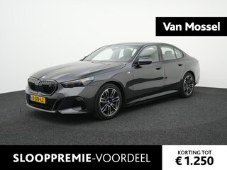 BMW i5 eDrive40 84 kWh AUTOMAAT | M-PAKKET | NAPPA LEDER | WARMTEPOMP | SFEERVERLICHTING | HARMAN KARDON | WIDESCREEN | CAMERA | NAVIGATIE | APPLE CARPLAY | SPORTSTOELEN | 12 MAANDEN BOVAG GARANTIE |