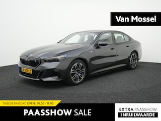 BMW i5 eDrive40 84 kWh AUTOMAAT | M-PAKKET | NAPPA LEDER | WARMTEPOMP | SFEERVERLICHTING | HARMAN KARDON | WIDESCREEN | CAMERA | NAVIGATIE | APPLE CARPLAY | SPORTSTOELEN | 12 MAANDEN BOVAG GARANTIE |
