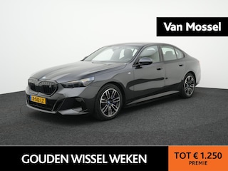BMW i5 eDrive40 84 kWh AUTOMAAT | M-PAKKET | NAPPA LEDER | WARMTEPOMP | SFEERVERLICHTING | HARMAN KARDON | WIDESCREEN | CAMERA | NAVIGATIE | APPLE CARPLAY | SPORTSTOELEN | 12 MAANDEN BOVAG GARANTIE |