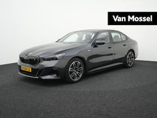 BMW i5 eDrive40 84 kWh AUTOMAAT | M-PAKKET | NAPPA LEDER | WARMTEPOMP | SFEERVERLICHTING | HARMAN KARDON | WIDESCREEN | CAMERA | NAVIGATIE | APPLE CARPLAY | SPORTSTOELEN | 12 MAANDEN BOVAG GARANTIE |