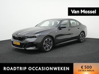 BMW i5 eDrive40 84 kWh AUTOMAAT | M-PAKKET | NAPPA LEDER | WARMTEPOMP | SFEERVERLICHTING | HARMAN KARDON | WIDESCREEN | CAMERA | NAVIGATIE | APPLE CARPLAY | SPORTSTOELEN | 12 MAANDEN BOVAG GARANTIE |