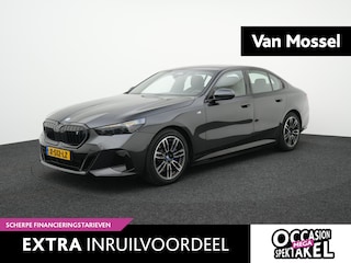 BMW i5 eDrive40 84 kWh AUTOMAAT | M-PAKKET | NAPPA LEDER | WARMTEPOMP | SFEERVERLICHTING | HARMAN KARDON | WIDESCREEN | CAMERA | NAVIGATIE | APPLE CARPLAY | SPORTSTOELEN | 12 MAANDEN BOVAG GARANTIE |