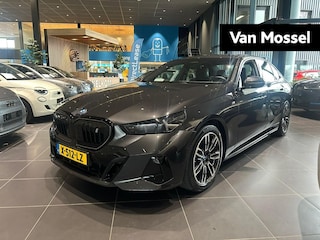 BMW i5 eDrive40 84 kWh AUTOMAAT | M-PAKKET | NAPPA LEDER | WARMTEPOMP | SFEERVERLICHTING | HARMAN KARDON | WIDESCREEN | CAMERA | NAVIGATIE | APPLE CARPLAY | SPORTSTOELEN | 12 MAANDEN BOVAG GARANTIE |