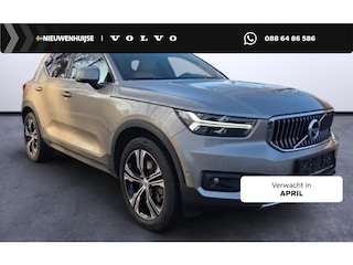 Volvo XC40 Plug-in Hybrid T5 Inscription | Trekhaak | Panoramadak | Adaptive cruise control | Lederen bekleding | Harman Kardon audio | 360 camera | Elektrische stoelverstelling | Stoel- en stuurverwarming | Actieve LED koplampen | Standkachel | Getint glas | Verwarmbare achterbank | Navigatie | Apple Carplay / Android Auto |