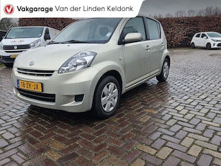 Daihatsu Sirion 2 1.0-12V Premium Tik in de motor Vebruikt olie,Koppeling slecht