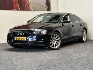 Audi A5 SPORTBACK 1.8 TFSI BUSINESS EDITION NAVIGATIE ADAPTIVE CRUISE CONTROL ELEK. VERSTELBARE VOORSTOELEN BLUETOOTH TELEFOON DODEHOEKSENSOREN AFN. TREKHAAK PDC ZEER MOOI !! 3010 DEK