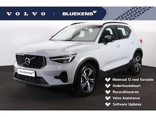 Volvo XC40 B4 Plus Dark - IntelliSafe Assist & Surround - Harman/Kardon audio - Parkeercamera achter - Verwarmde voorstoelen & stuur - Parkeersensoren voor & achter - Elektr. bedienb. voorstoelen met geheugen links - Draadloze tel. lader - Elektr. inklapbare trekhaak - 18' LMV