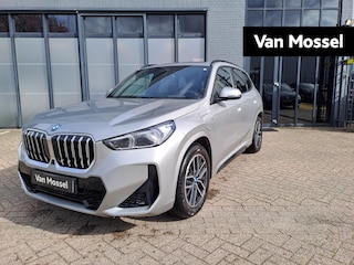 BMW X1 xDrive25e M Sport | PANO-SCHUIFDAK | LEER | SPORTSTOELEN | HEAD-UP | 360 CAMERA | DRAADLOOS TELEFOONLADEN