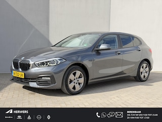 BMW 118i Business Edition Automaat / 1e Eigenaar / Navigatie / Camera / PDC / Apple Carplay & Android Auto / Parkeerassistent / Cruise Control / Clima / DAB / NAP /