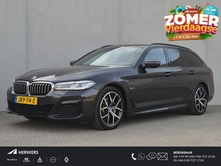 BMW 5-serie Touring 530e xDrive Business Edition Plus M-Sport / Accu SOH 98% / Drie fase laden / Apple Carplay Android Auto / Trekgewicht 2000 kg / Elektrische achterklep / Achteruitrijcamera / Cruise control / Keyless Entry/Start / Climate control /