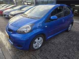 Toyota Aygo 1.0-12V Dynamic Blue | 1E EIGENAAR | 12MND GARANTIE | AUTOMAAT | AIRCO | ELEC RAMEN | LMV |