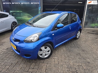 Toyota Aygo 1.0-12V Dynamic Blue | 1E EIGENAAR | 12MND GARANTIE | AUTOMAAT | AIRCO | ELEC RAMEN | LMV |