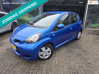 Toyota Aygo 1.0-12V Dynamic Blue | 1E EIGENAAR | 12MND GARANTIE | AUTOMAAT | AIRCO | ELEC RAMEN | LMV |